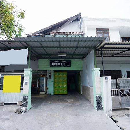 泗水 Oyo Life 2309 Kost Si Mbok Vivi酒店 外观 照片