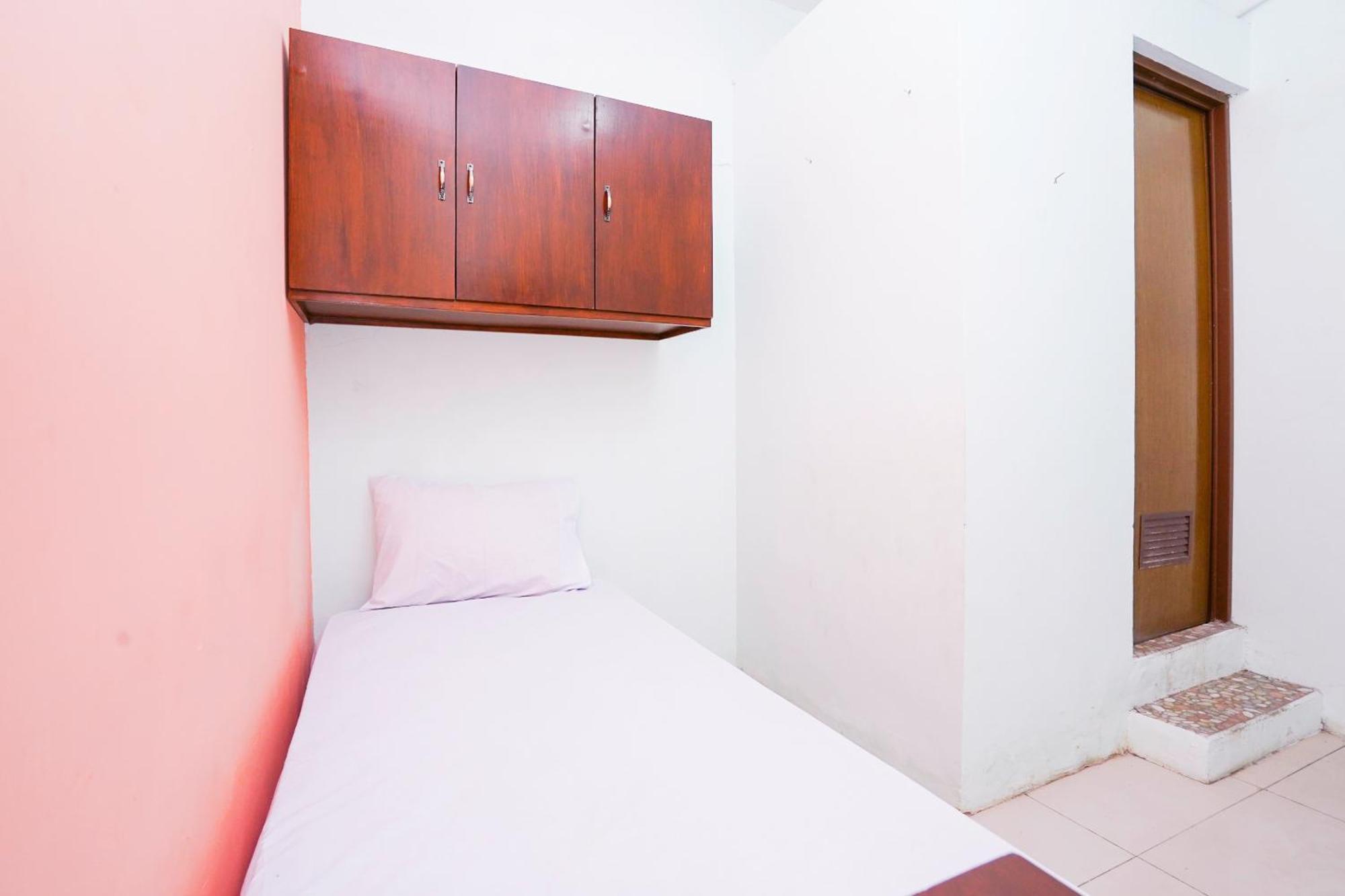 泗水 Oyo Life 2309 Kost Si Mbok Vivi酒店 外观 照片