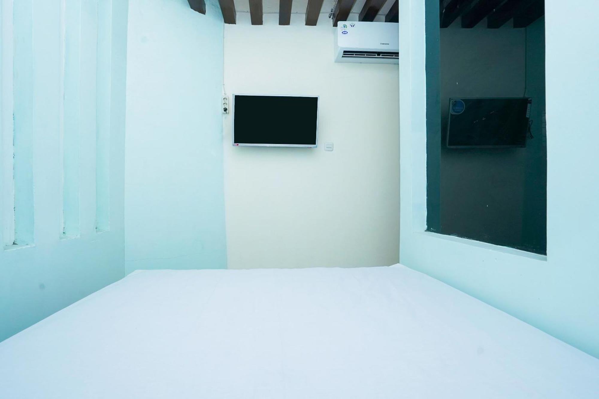 泗水 Oyo Life 2309 Kost Si Mbok Vivi酒店 外观 照片