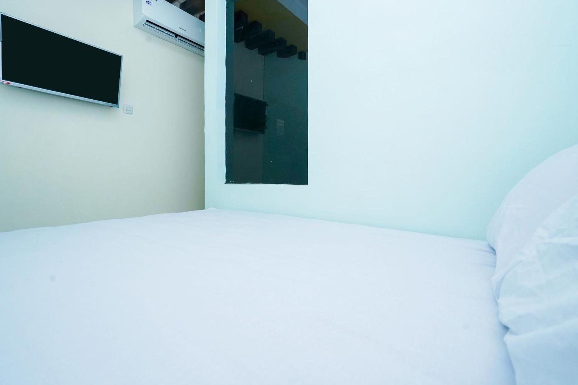 泗水 Oyo Life 2309 Kost Si Mbok Vivi酒店 外观 照片