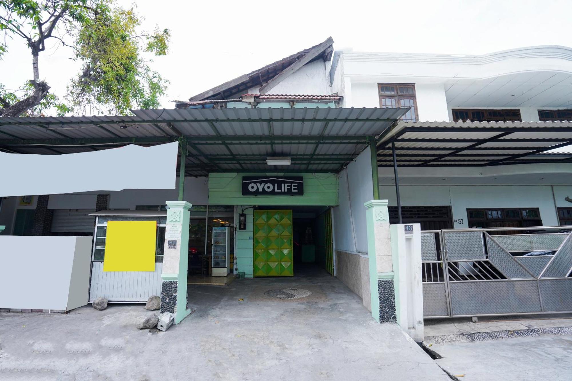 泗水 Oyo Life 2309 Kost Si Mbok Vivi酒店 外观 照片