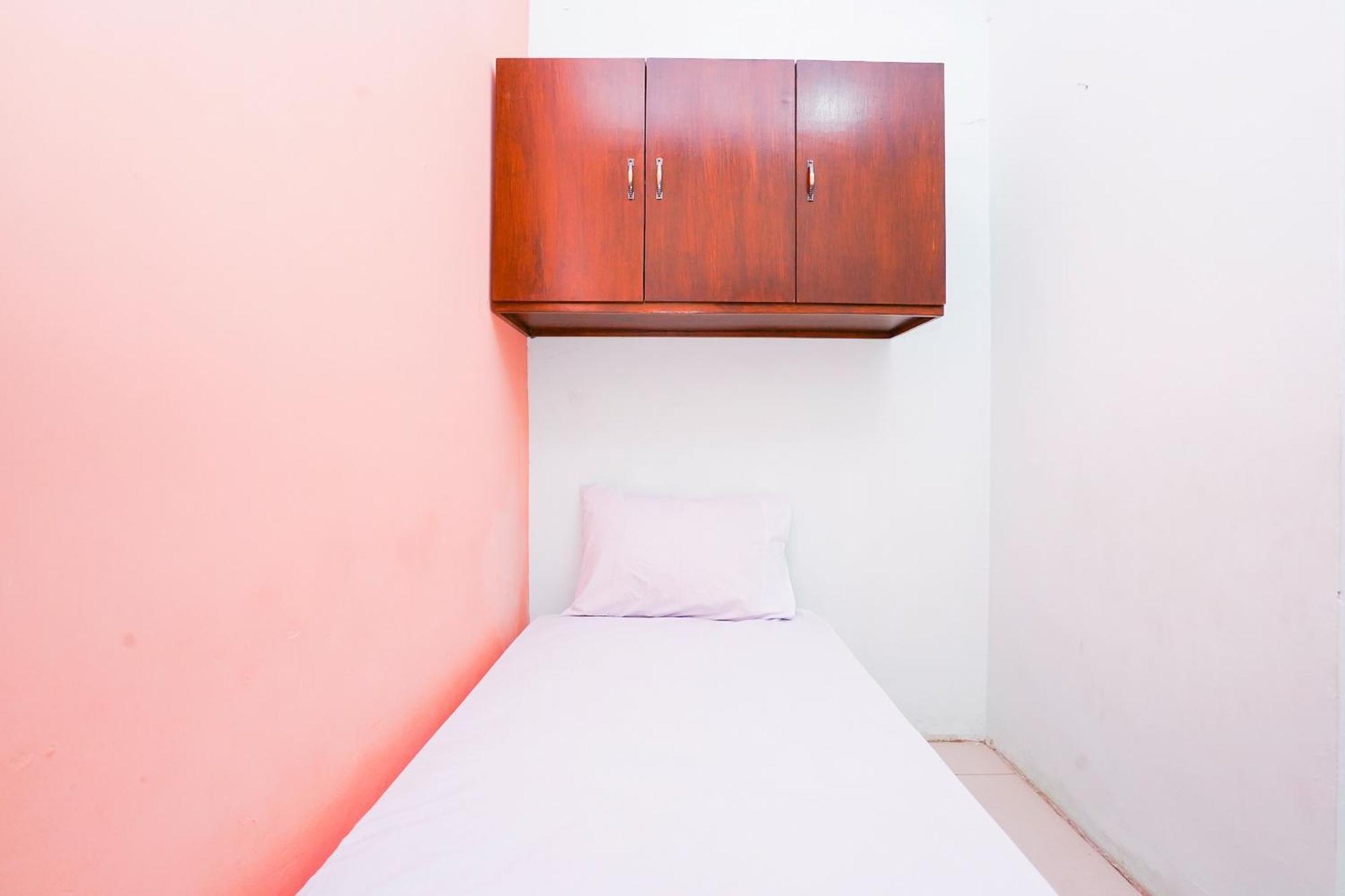 泗水 Oyo Life 2309 Kost Si Mbok Vivi酒店 外观 照片
