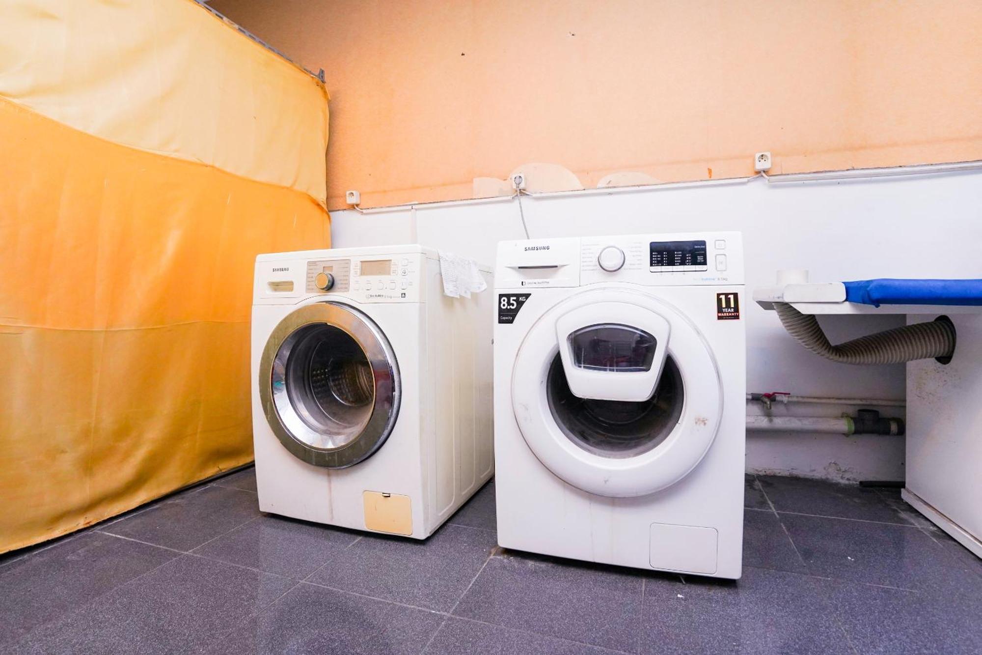泗水 Oyo Life 2309 Kost Si Mbok Vivi酒店 外观 照片