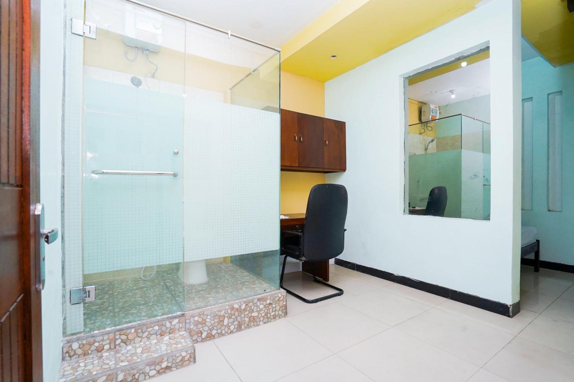 泗水 Oyo Life 2309 Kost Si Mbok Vivi酒店 外观 照片
