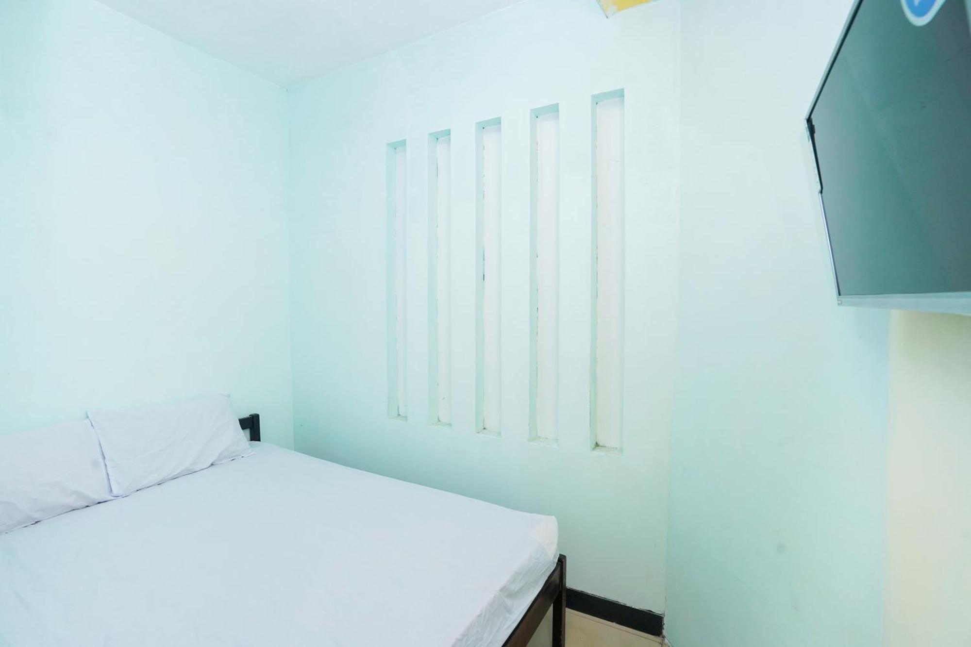 泗水 Oyo Life 2309 Kost Si Mbok Vivi酒店 外观 照片
