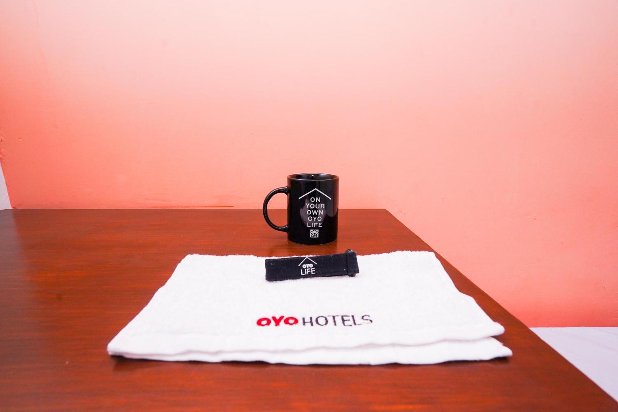 泗水 Oyo Life 2309 Kost Si Mbok Vivi酒店 外观 照片