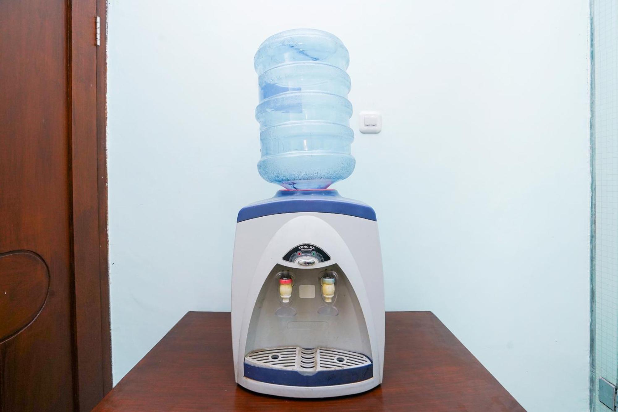 泗水 Oyo Life 2309 Kost Si Mbok Vivi酒店 外观 照片