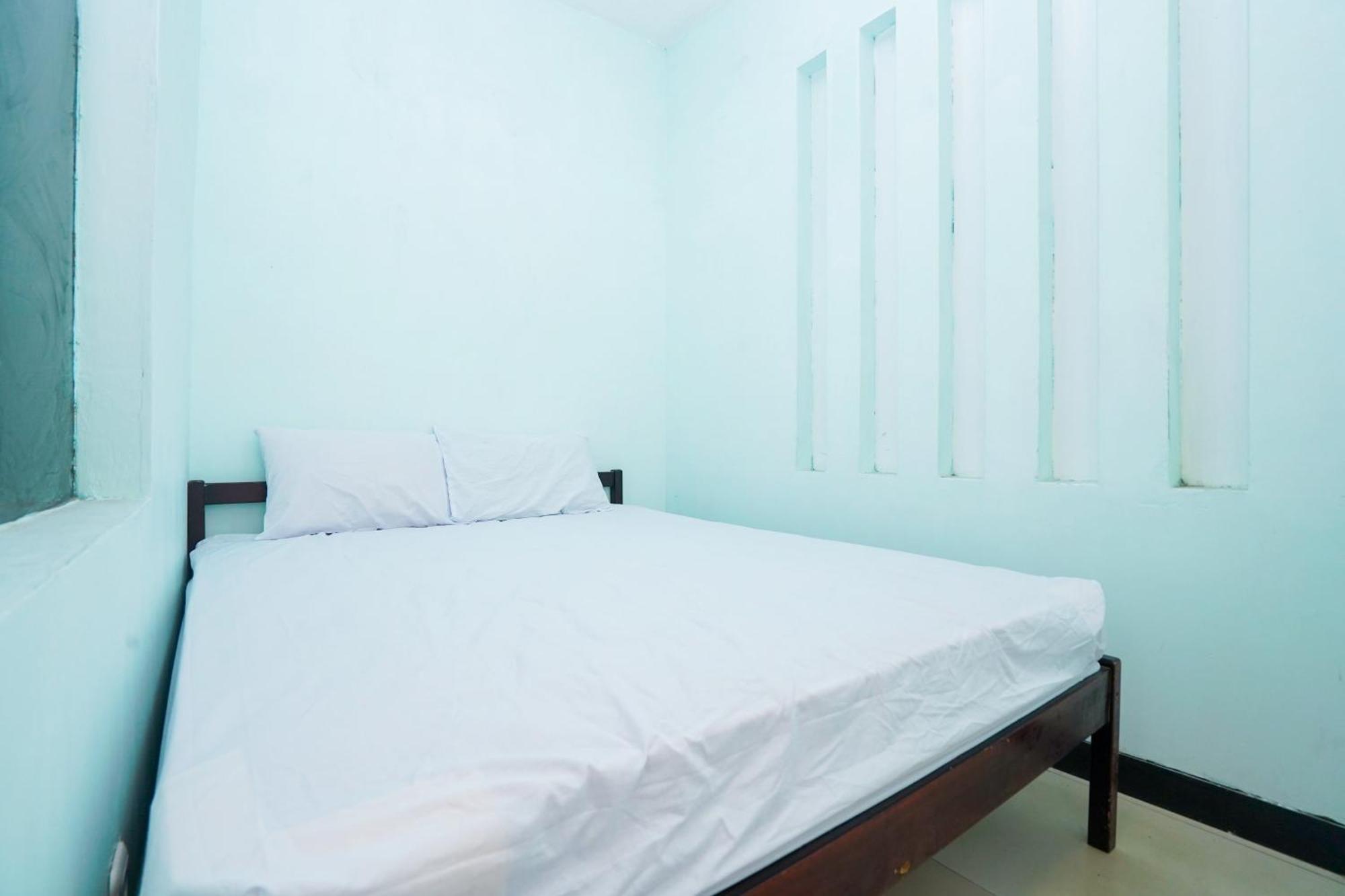 泗水 Oyo Life 2309 Kost Si Mbok Vivi酒店 外观 照片