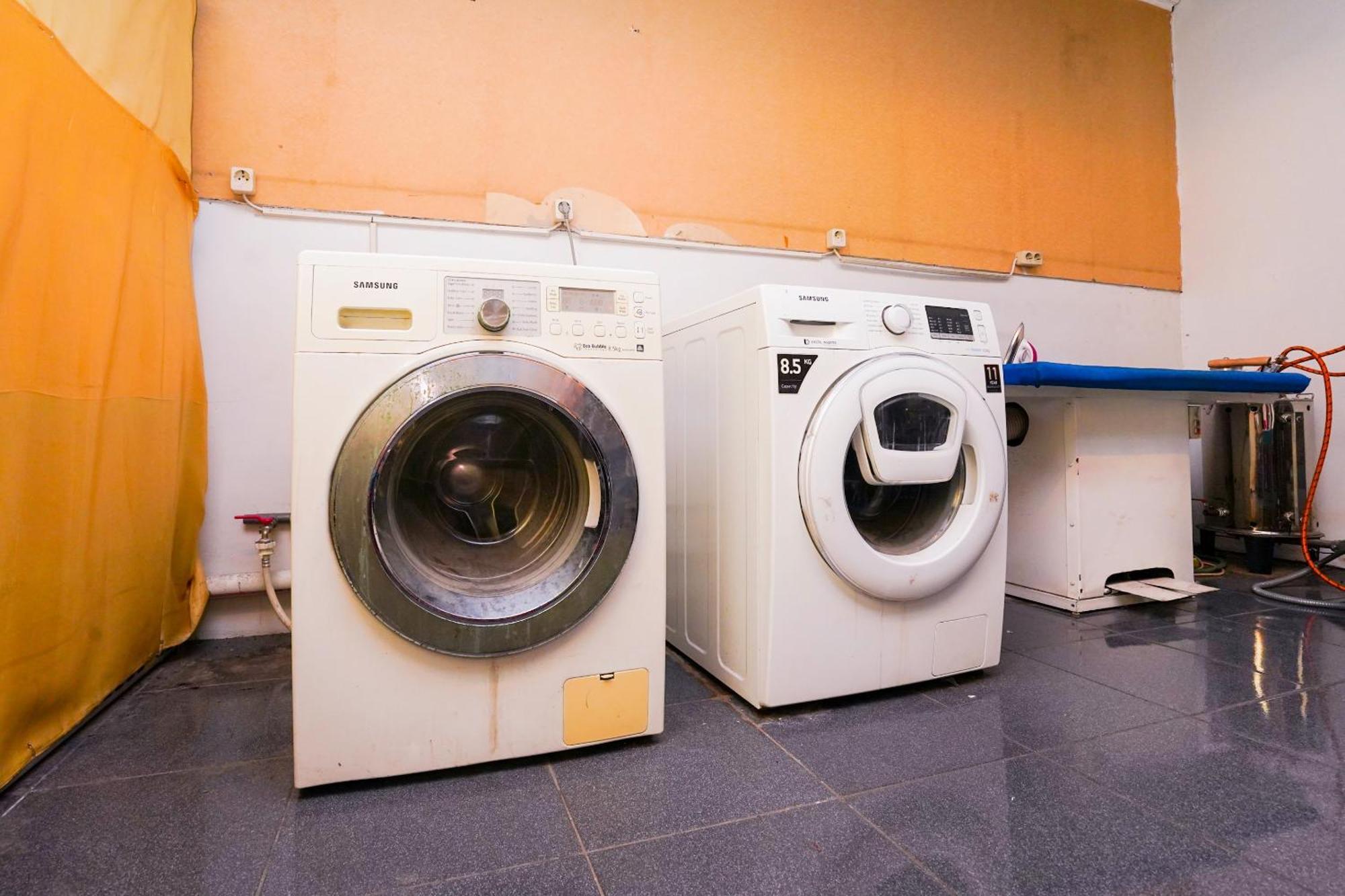 泗水 Oyo Life 2309 Kost Si Mbok Vivi酒店 外观 照片