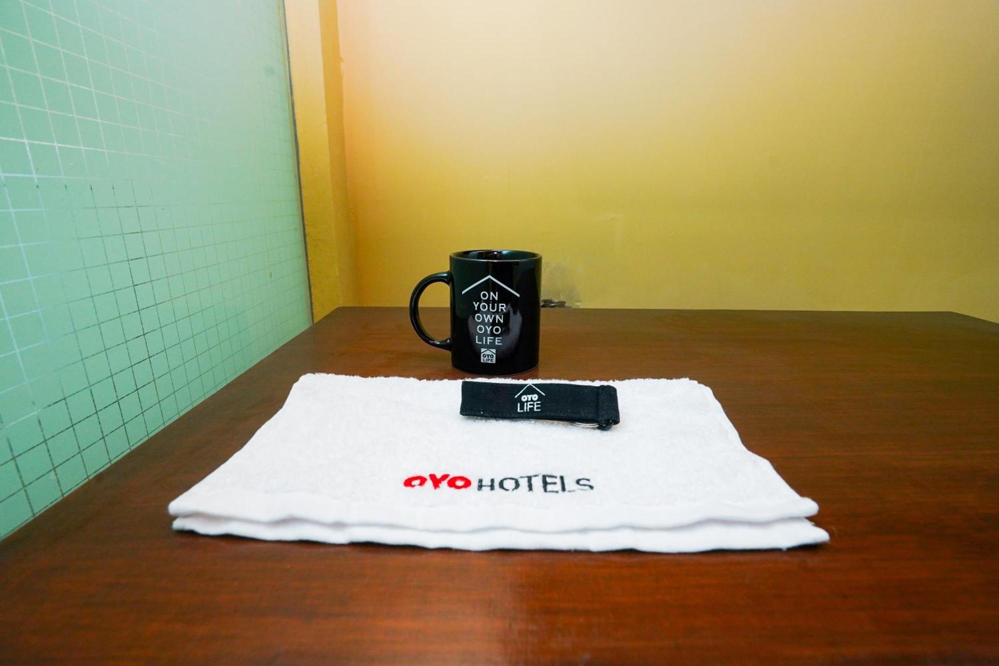泗水 Oyo Life 2309 Kost Si Mbok Vivi酒店 外观 照片