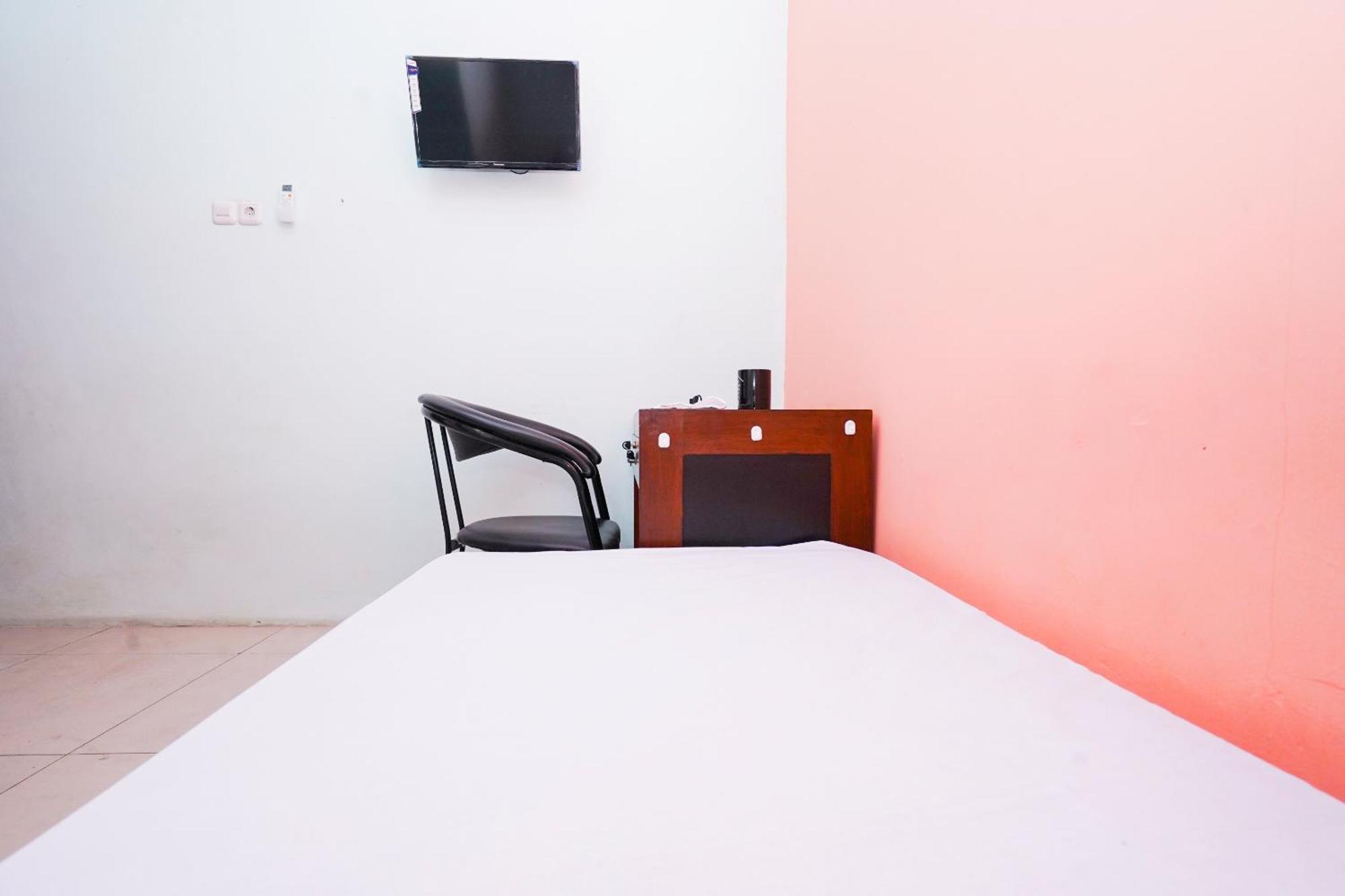 泗水 Oyo Life 2309 Kost Si Mbok Vivi酒店 外观 照片