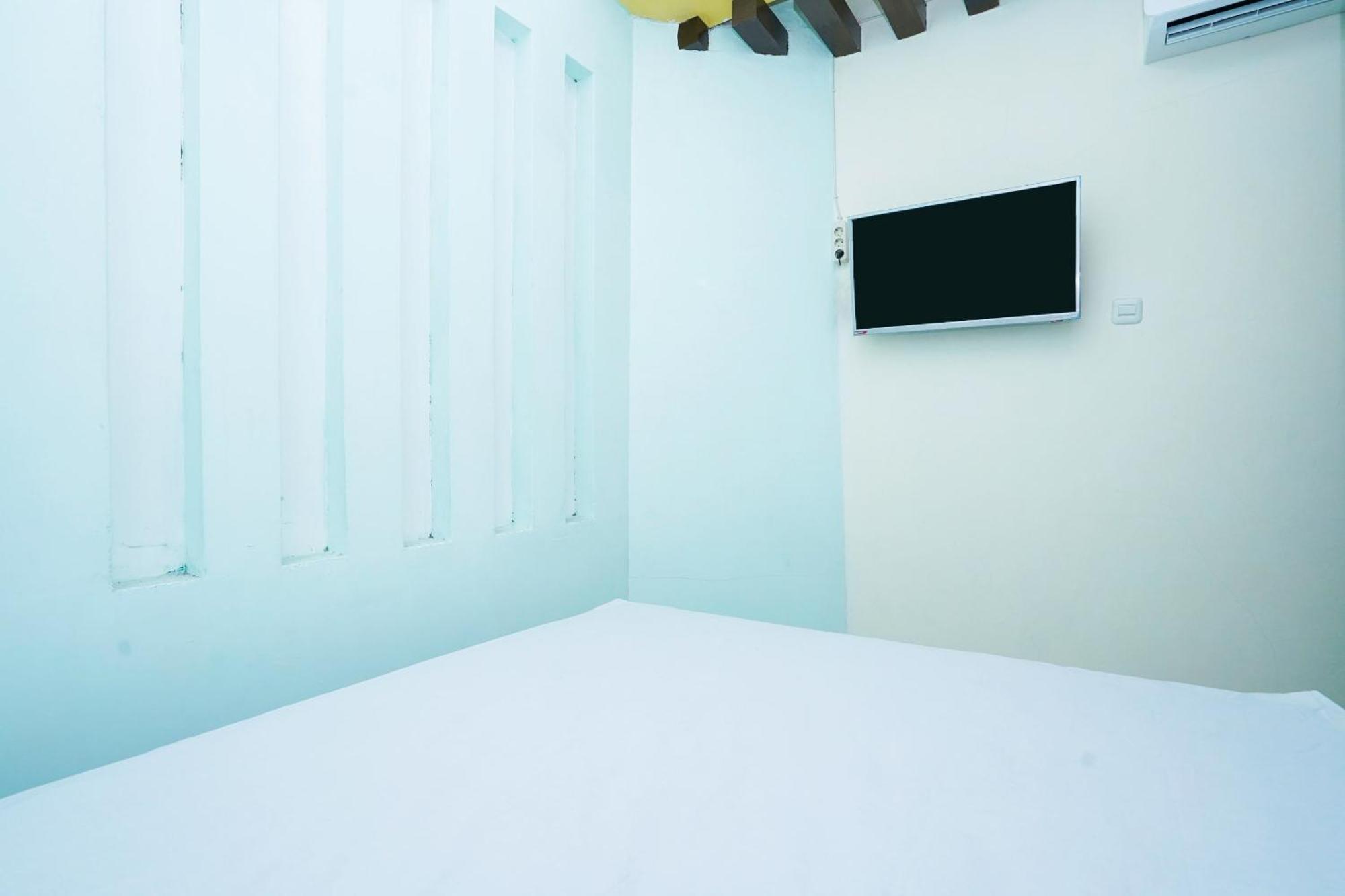 泗水 Oyo Life 2309 Kost Si Mbok Vivi酒店 外观 照片