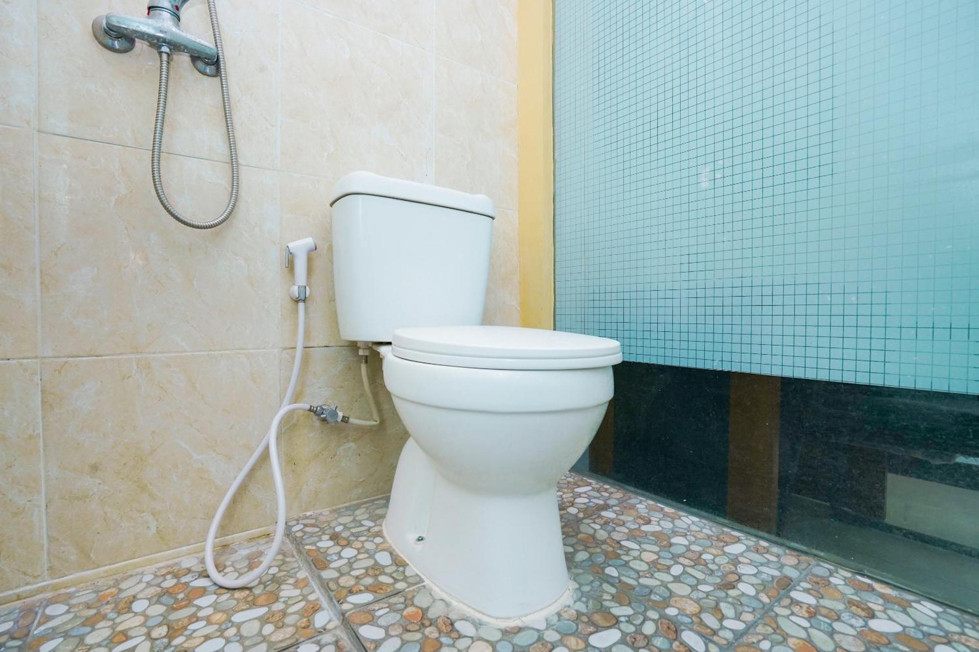 泗水 Oyo Life 2309 Kost Si Mbok Vivi酒店 外观 照片